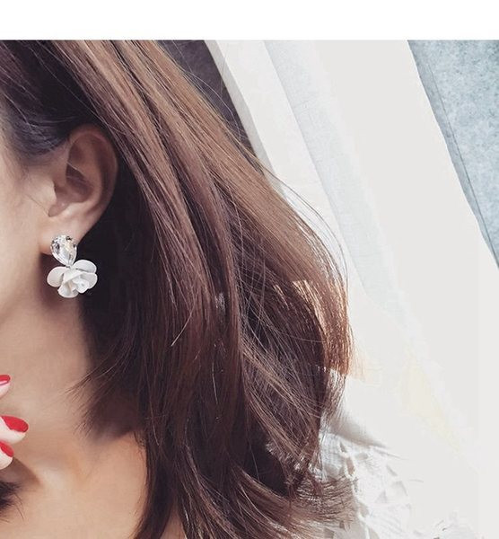 Stílusos női fülbevaló kővel és virággal díszítve, fehér és szürke színben