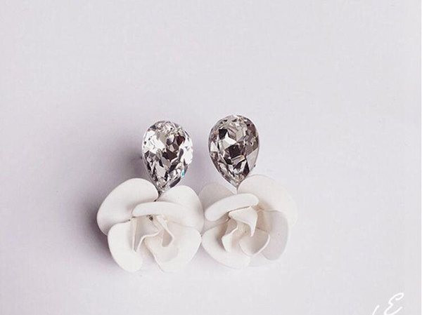 Stílusos női fülbevaló kővel és virággal díszítve, fehér és szürke színben