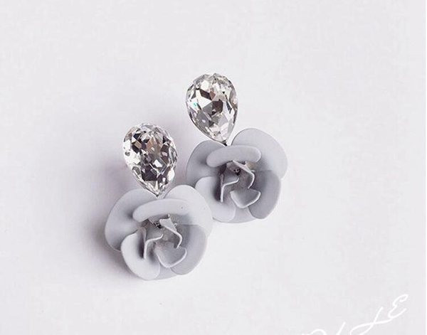 Stílusos női fülbevaló kővel és virággal díszítve, fehér és szürke színben