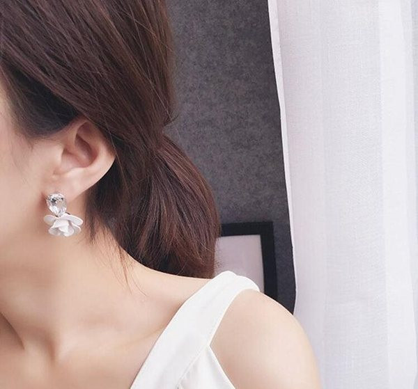 Stílusos női fülbevaló kővel és virággal díszítve, fehér és szürke színben