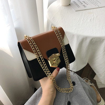 Μοντέρνα γυναικεία  τσάντα  σε τρία χρώματα από οικολογικό δέρμα με μεταλλική στερέωση και μεταλλική αλυσίδα