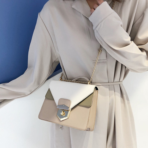 Μοντέρνα γυναικεία  τσάντα  σε τρία χρώματα από οικολογικό δέρμα με μεταλλική στερέωση και μεταλλική αλυσίδα