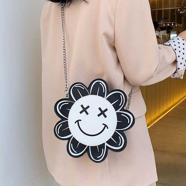 Modern női táska virág formájú két színben és fémlánccal