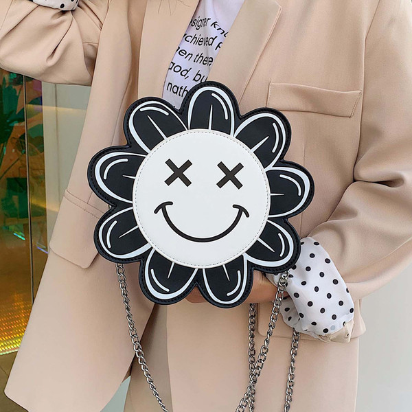 Modern női táska virág formájú két színben és fémlánccal