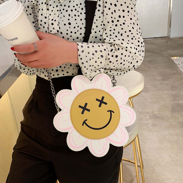 Modern női táska virág formájú két színben és fémlánccal