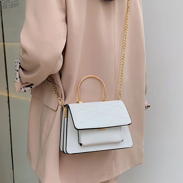 Μοντέρνα γυναικεία έκο δερμάτινη τσάντα σε τρία χρώματα με κοντή και μεγάλη μεταλλική λαβή