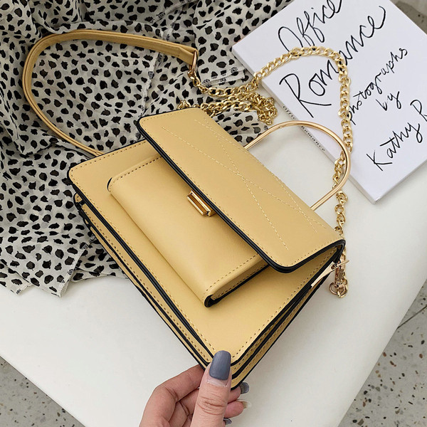 Μοντέρνα γυναικεία έκο δερμάτινη τσάντα σε τρία χρώματα με κοντή και μεγάλη μεταλλική λαβή