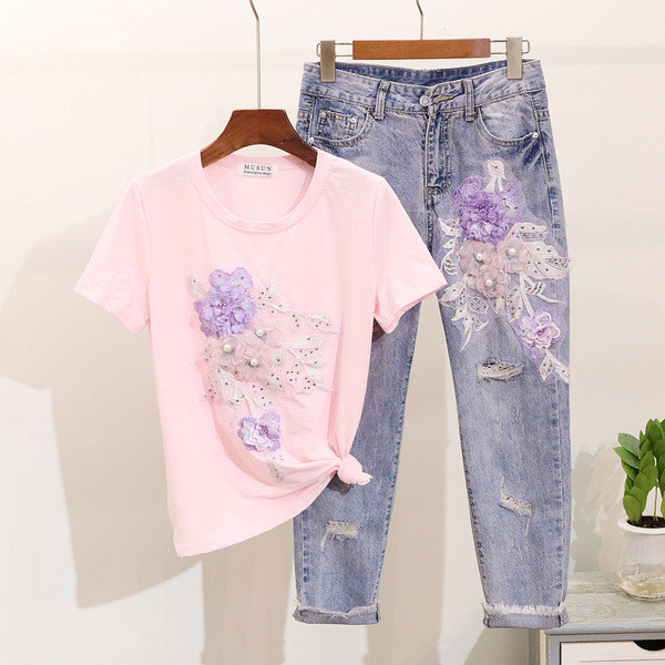 HIT Modern női szett farmert és színes hímzéssel ellátott pólót tartalmaz