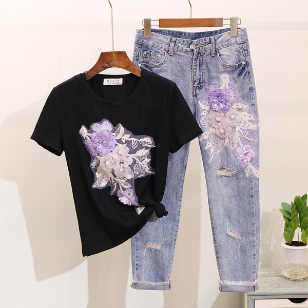 HIT Modern női szett farmert és színes hímzéssel ellátott pólót tartalmaz