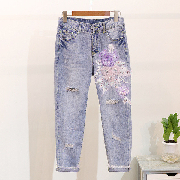 HIT Modern női szett farmert és színes hímzéssel ellátott pólót tartalmaz