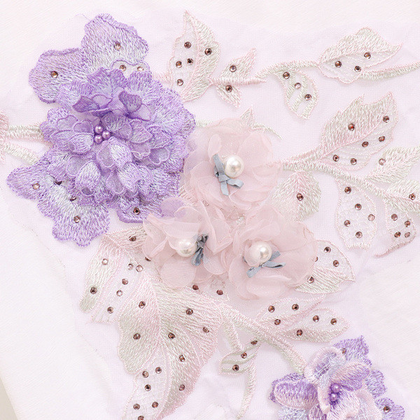 HIT Modern női szett farmert és színes hímzéssel ellátott pólót tartalmaz