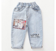 Modern gyerekfarmer lányoknak rátéttel és felirattal