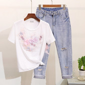 Modern női szett farmert és pólót tartalmaz, többféle színben