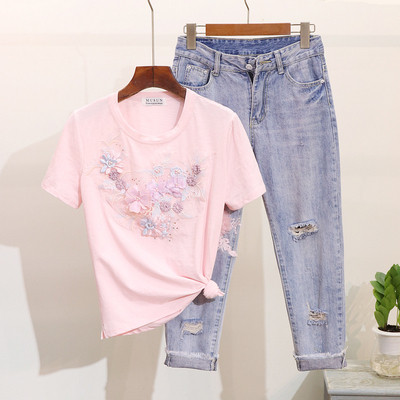 Modern női szett farmert és pólót tartalmaz, többféle színben