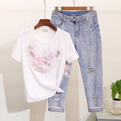 Modern női szett farmert és pólót tartalmaz, többféle színben