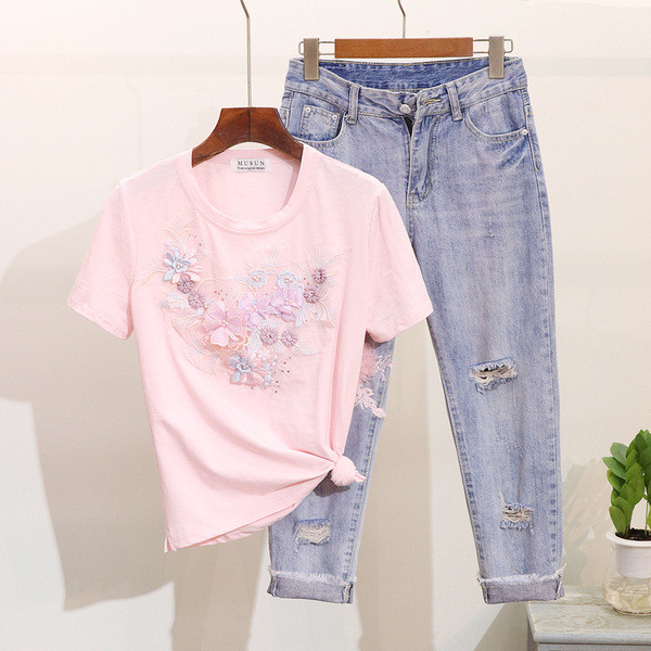 Modern női szett farmert és pólót tartalmaz, többféle színben