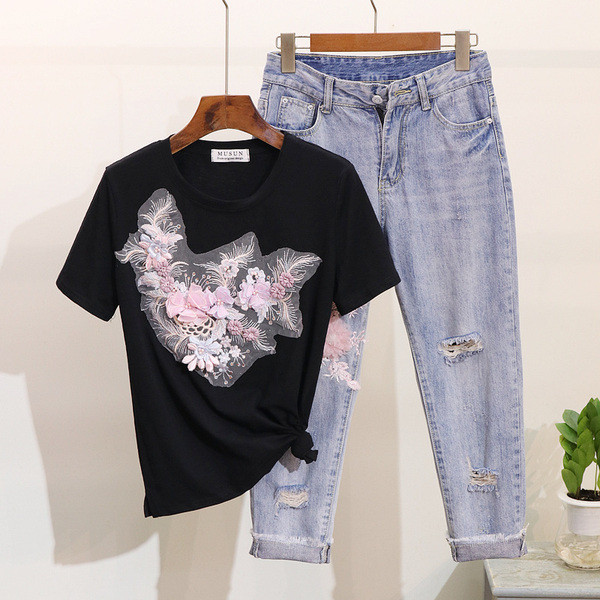 Modern női szett farmert és pólót tartalmaz, többféle színben