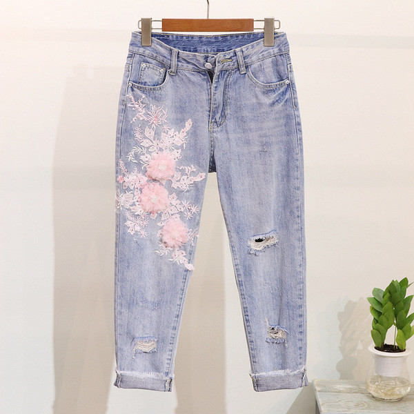 Modern női szett farmert és pólót tartalmaz, többféle színben