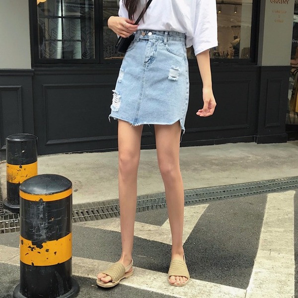 Aktuális női farmerszoknya magas derékkal, világos színben