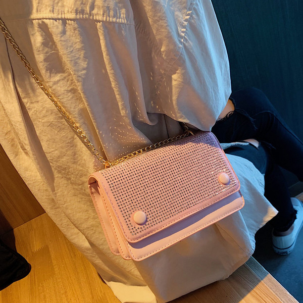 Modern női táska négy színben kövekkel és fémlánccal