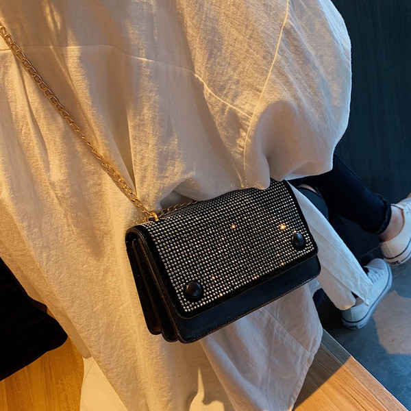 Modern női táska négy színben kövekkel és fémlánccal