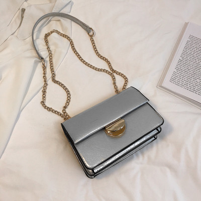 Stílusos lakkbőr kézitáska hat színben fém csattal és fém lánccal