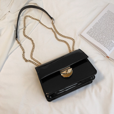 Stílusos lakkbőr kézitáska hat színben fém csattal és fém lánccal