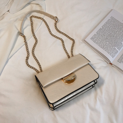 Stílusos lakkbőr kézitáska hat színben fém csattal és fém lánccal