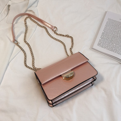 Stílusos lakkbőr kézitáska hat színben fém csattal és fém lánccal