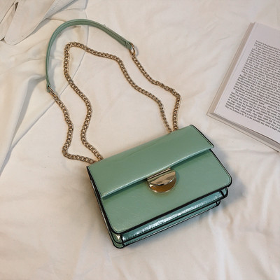 Stílusos lakkbőr kézitáska hat színben fém csattal és fém lánccal