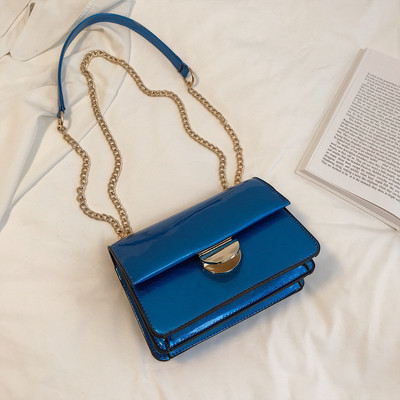 Stílusos lakkbőr kézitáska hat színben fém csattal és fém lánccal