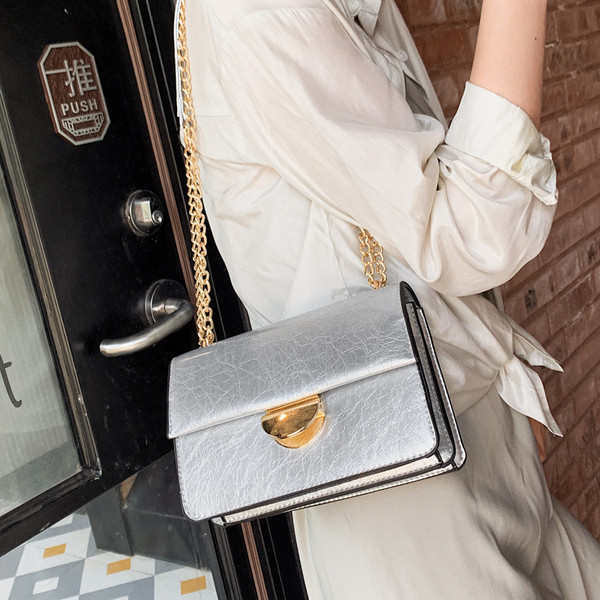 Stílusos lakkbőr kézitáska hat színben fém csattal és fém lánccal