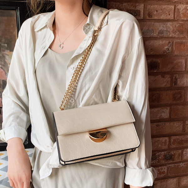 Stílusos lakkbőr kézitáska hat színben fém csattal és fém lánccal