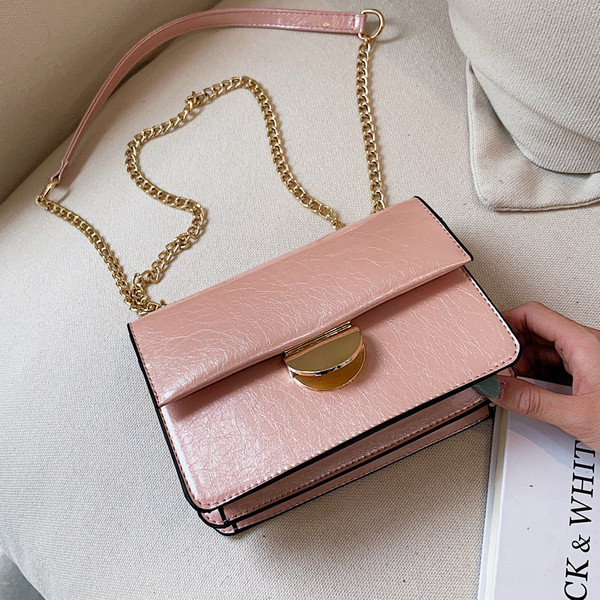 Stílusos lakkbőr kézitáska hat színben fém csattal és fém lánccal