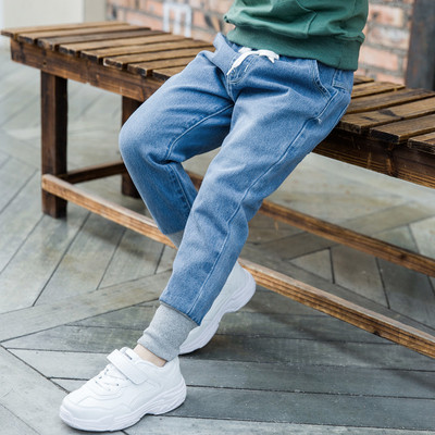 Μοντέρνα παιδικά τζιν για αγόρια με κορδόνια και τσέπες