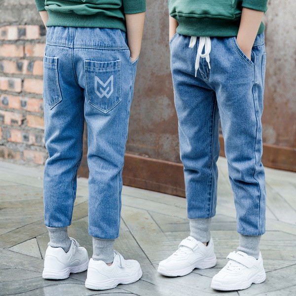 Μοντέρνα παιδικά τζιν για αγόρια με κορδόνια και τσέπες
