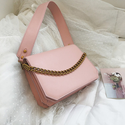 Öko bőrből készült modern női táska négy színben, rövid fémlánccal