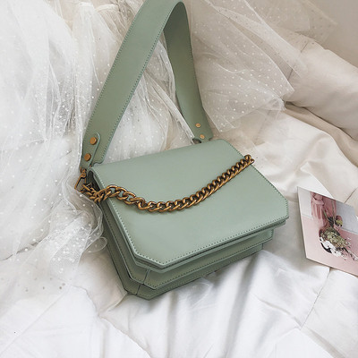 Öko bőrből készült modern női táska négy színben, rövid fémlánccal