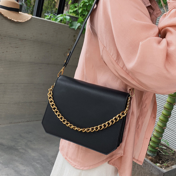 Öko bőrből készült modern női táska négy színben, rövid fémlánccal