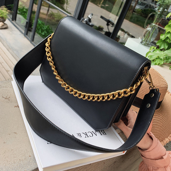 Öko bőrből készült modern női táska négy színben, rövid fémlánccal