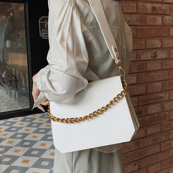 Öko bőrből készült modern női táska négy színben, rövid fémlánccal