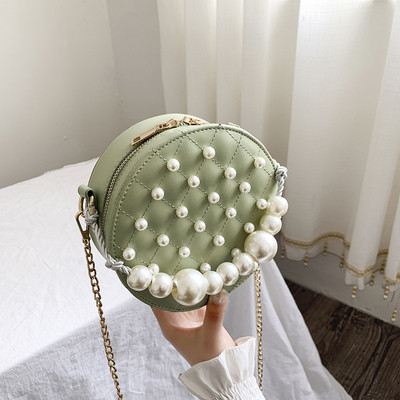 Stílusos női táska kerek formával öt színben, dekorgyöngyökkel és fémlánccal