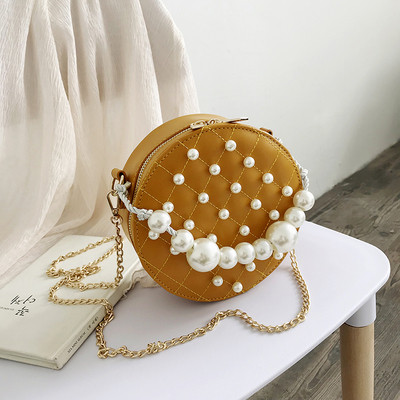 Stílusos női táska kerek formával öt színben, dekorgyöngyökkel és fémlánccal