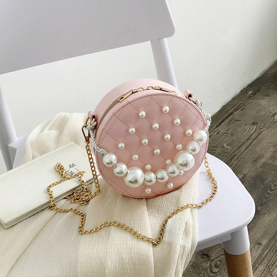 Stílusos női táska kerek formával öt színben, dekorgyöngyökkel és fémlánccal