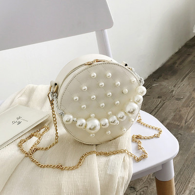 Stílusos női táska kerek formával öt színben, dekorgyöngyökkel és fémlánccal