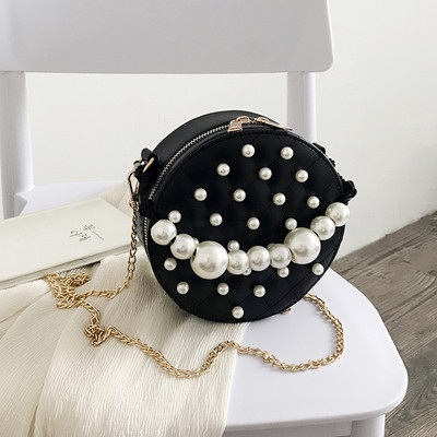 Stílusos női táska kerek formával öt színben, dekorgyöngyökkel és fémlánccal
