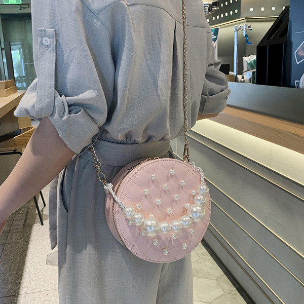 Stílusos női táska kerek formával öt színben, dekorgyöngyökkel és fémlánccal