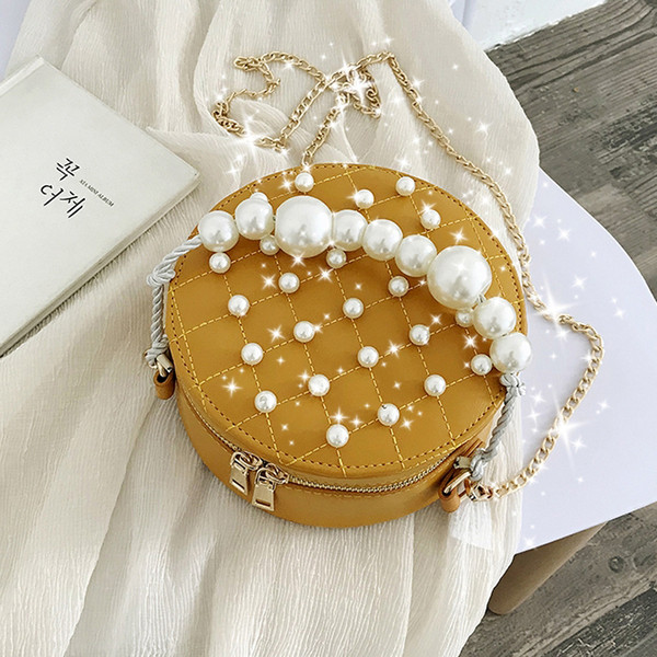 Stílusos női táska kerek formával öt színben, dekorgyöngyökkel és fémlánccal