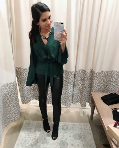 Stílusos női ing mély nyakkivágással és több színben megkötővel