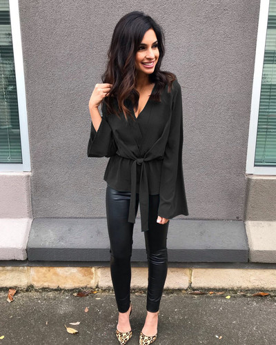 Stílusos női ing mély nyakkivágással és több színben megkötővel